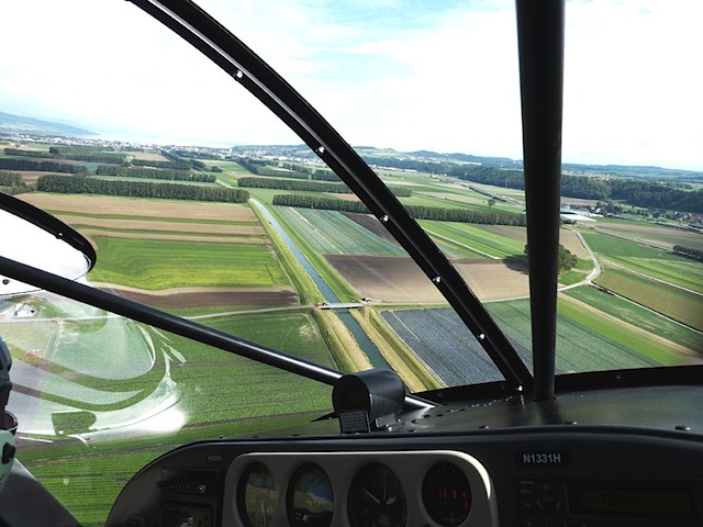 turning final rwy 05 lsgy